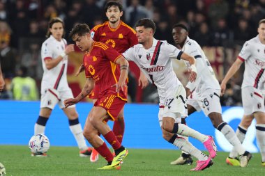 Roma, İtalya 22.04.2024: Roman Paulo Dybala, Bolonezyalı Oussama El Azzouzi İtalyan Serisi A TIM 2023-2024 futbol karşılaşması derbisi AS ROMA BOLOGNA FC 1909 'a karşı Roma Olimpiyat Stadyumu' nda.