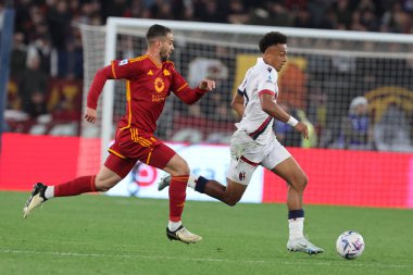 Roma, İtalya 22.04.2024: Roma 'dan Leonardo Spinazzola, İtalya Serisi A TIM 2023-2024 futbol müsabakasında Bologna' dan Dan Ndoye AS ROMA - BOLOGNA FC 1909 Roma Olimpiyat Stadyumu 'nda.