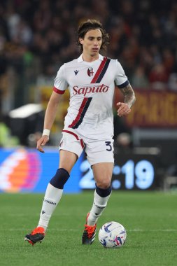 Roma, İtalya 22.04.2024: İtalyan Serisi A TIM 2023-2024 futbol karşılaşmasında Bologna 'dan Riccardo Calafiori AS ROMA' ya karşı BOLOGNA FC 1909 Roma Olimpiyat Stadyumu 'nda.