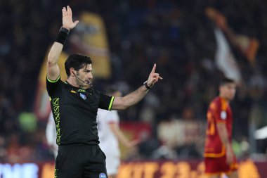 Roma, İtalya 22.04.2024: İtalyan Serisi A TIM 2023-2024 futbol karşılaşmasında hakem Fabio Maresca AS ROMA 'ya karşı BOLOGNA FC 1909 Roma Olimpiyat Stadyumu' nda.