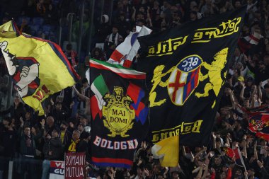 Roma, İtalya 22.04.2024: İtalyan Serisi A TIM 2023-2024 futbol karşılaşmasında Bolonya taraftarları AS ROMA BOLOGNA FC 1909 'a karşı Roma Olimpiyat Stadyumu' nda bayraklar.