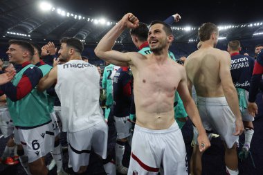 Roma, İtalya 22.04.2024: Bologna 'lı Bologna oyuncuları Remo Freuler, İtalya Serie A TIM 2023-2024 futbol karşılaşması derbisi AS ROMA - BOLOGNA FC 1909 Roma Olimpiyat Stadyumu' nda zaferi kutladı.