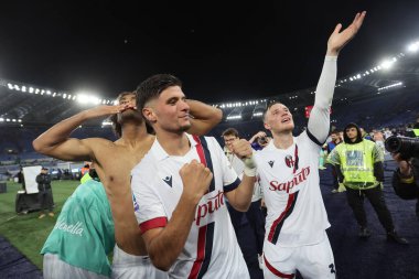 Roma, İtalya 22.04.2024: Bologna 'lı Bologna' lı Oussama El Azzouzi, İtalya Serisi A TIM 2023-2024 futbol karşılaşması derbisi AS ROMA 'ya karşı BOLOGNA FC 1909 Roma Olimpiyat Stadyumu' nda zaferi kutladı.