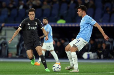 Roma, İtalya 23.04.2024: Juventus Federico Chiesa, İtalya Kupası sırasında Lazio 'lu Nicolo Casale - Coppa Italia Frecciarossa 2023-2024 yarı final yarı final futbol müsabakası müsabakası SS LAZIO JUVENTUS FC 1909 Roma Olimpiyat Stadyumu' nda.