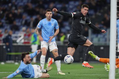 Roma, İtalya 23.04.2024: Lazio 'lu Maria Gila, İtalya Kupası sırasında Juventus' lu Dusan Vlahoviç - Coppa Italia Frecciarossa 2023-2024 yarı final yarı final futbol müsabakası SS LAZIO JUVENTUS FC 1909 Roma Olimpiyat Stadyumu 'nda.