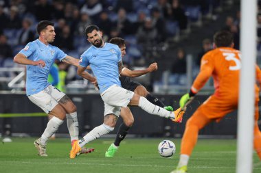 Roma, İtalya 23.04.2024: Lazio 'lu Toma Basiç, İtalya Kupası sırasında Juventus' lu Federico Chiesa - Coppa Italia Frecciarossa 2023-2024 yarı final futbol müsabakası derbisi SS LAZIO JUVENTUS FC 1909 Roma Olimpiyat Stadyumu 'nda.