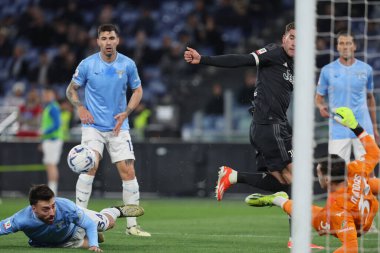 Roma, İtalya 23.04.2024: Lazio 'lu Maria Gila, İtalya Kupası sırasında Juventus' lu Dusan Vlahoviç - Coppa Italia Frecciarossa 2023-2024 yarı final yarı final futbol müsabakası SS LAZIO JUVENTUS FC 1909 Roma Olimpiyat Stadyumu 'nda.