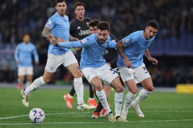 Roma, İtalya 23.04.2024: Lazio 'lu Maria Gila, İtalya Kupası sırasında Lazio' lu Danilo Cataldi - Coppa Italia Frecciarossa 2023-2024 yarı final yarı final futbol müsabakası müsabakası SS LAZIO JUVENTUS FC 1909 Roma Olimpiyat Stadyumu 'nda.