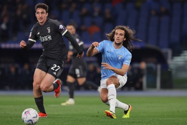 Roma, İtalya 23.04.2024: Juventus 'tan Andrea Cambiaso, İtalya Kupası sırasında Lazio' dan Matteo Guendouzi - Coppa Italia Frecciarossa 2023-2024 yarı final futbol müsabakası SS LAZIO JUVENTUS FC 1909 Roma Olimpiyat Stadyumu 'nda.