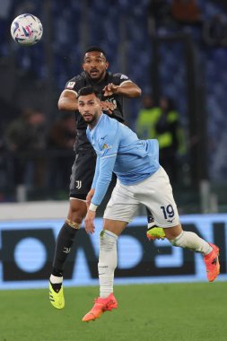 Roma, İtalya 23.04.2024: Lazio 'dan Taty Castellanos, İtalya Kupası sırasında Juventus' tan Gleison Bremeer - Coppa Italia Frecciarossa 2023-2024 yarı final futbol müsabakası derbisi SS LAZIO JUVENTUS FC 1909 Roma Olimpiyat Stadyumu 'nda.