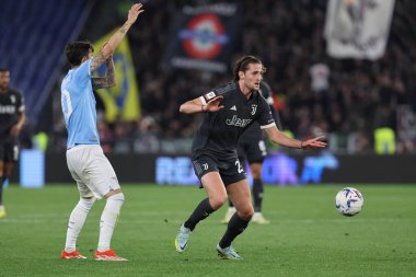 Roma, İtalya 23.04.2024: İtalya Kupası sırasında Juventus 'lu Acrien Rabiot - Coppa Italia Frecciarossa 2023-2024 yarı final futbol müsabakası derbisi SS LAZIO JUVENTUS FC 1909 Roma Olimpiyat Stadyumu' nda.