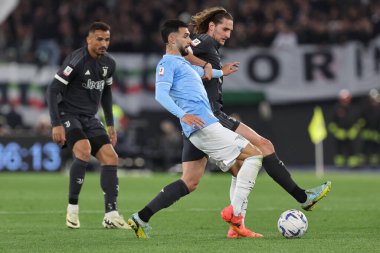 Roma, İtalya 23.04.2024: Lazio 'dan Taty Castellanos, İtalya Kupası sırasında Juventus' tan Acrien Rabiot - Coppa Italia Frecciarossa 2023-2024 yarı final futbol müsabakası derbisi SS LAZIO JUVENTUS FC 1909 Roma Olimpiyat Stadyumu 'nda.