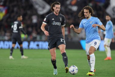 Roma, İtalya 23.04.2024: Lazio 'dan Matteo Guendouzi, İtalya Kupası sırasında Juventus' tan Acrien Rabiot - Coppa Italia Frecciarossa 2023-2024 yarı final futbol müsabakası derbisi SS LAZIO JUVENTUS FC 1909 Roma Olimpiyat Stadyumu 'nda.