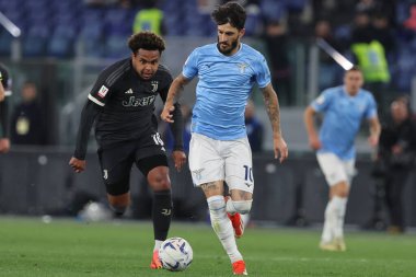 Roma, İtalya 23.04.2024: Lazio 'dan Luis Alberto, İtalya Kupası' ndan Weston Mckennie - Coppa Italia Frecciarossa 2023-2024 yarı final futbol müsabakası müsabakası SS LAZIO JUVENTUS FC 1909 Roma Olimpiyat Stadyumu 'nda.