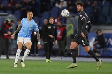 Roma, İtalya 23.04.2024: Lazio 'lu Matias Vecino, İtalya Kupası sırasında Juventus' lu Manuel Locatelli - Coppa Italia Frecciarossa 2023-2024 yarı final yarı final futbol müsabakası SS LAZIO JUVENTUS FC 1909 Roma Olimpiyat Stadyumu 'nda.