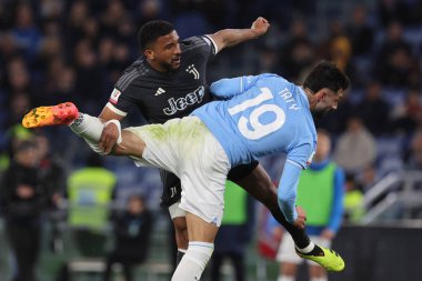 Roma, İtalya 23.04.2024: Juventus 'tan Gleison Bremeer, İtalya Kupası sırasında Lazio' dan Taty Castellanos - Coppa Italia Frecciarossa 2023-2024 yarı final futbol müsabakası derby SS LAZIO JUVENTUS FC 1909 Roma Olimpiyat Stadyumu 'nda.