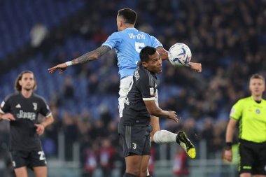 Roma, İtalya 23.04.2024: Juventus 'tan Alex Sandro, İtalya Kupası sırasında Lazio' dan Matias Vecino - Coppa Italia Frecciarossa 2023-2024 yarı final futbol müsabakası müsabakası SS LAZIO JUVENTUS FC 1909 Roma Olimpiyat Stadyumu 'nda.