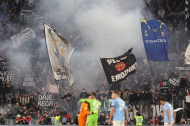 Roma, İtalya 23.04.2024: Juventus taraftarları İtalya Kupası - Coppa Italia Frecciarossa 2023-2024 yarı final futbol müsabakası derbisi SS LAZIO JUVENTUS FC 1909 Roma Olimpiyat Stadyumu 'nda zaferi kutladı.