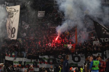 Roma, İtalya 23.04.2024: Juventus taraftarları İtalya Kupası - Coppa Italia Frecciarossa 2023-2024 yarı final futbol müsabakası derbisi SS LAZIO JUVENTUS FC 1909 Roma Olimpiyat Stadyumu 'nda zaferi kutladı.