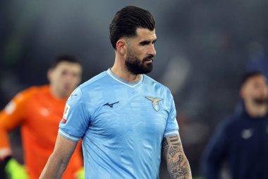 Roma, İtalya 23.04.2024: Lazio oyuncusu Elseid Hysaj İtalya Kupası - Coppa Italia Frecciarossa 2023-2024 yarı final futbol müsabakası derbisi SS LAZIO JUVENTUS FC 1909 Roma Olimpiyat Stadyumu 'nda oynanan karşılaşmadan sonra hayal kırıklığı yaşadı..