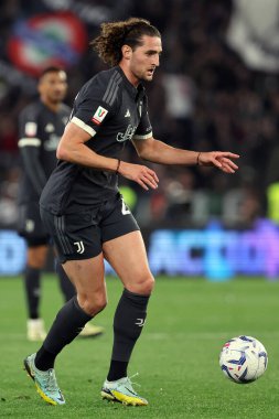 Roma, İtalya 23.04.2024: İtalya Kupası sırasında Juventus 'lu Acrien Rabiot - Coppa Italia Frecciarossa 2023-2024 yarı final futbol müsabakası derbisi SS LAZIO JUVENTUS FC 1909 Roma Olimpiyat Stadyumu' nda.