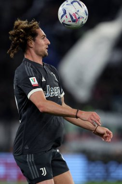 Roma, İtalya 23.04.2024: İtalya Kupası sırasında Juventus 'lu Acrien Rabiot - Coppa Italia Frecciarossa 2023-2024 yarı final futbol müsabakası derbisi SS LAZIO JUVENTUS FC 1909 Roma Olimpiyat Stadyumu' nda.