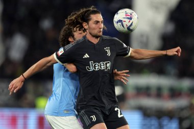 Roma, İtalya 23.04.2024: Lazio 'dan Matteo Guendouzi, İtalya Kupası sırasında Juventus' tan Acrien Rabiot - Coppa Italia Frecciarossa 2023-2024 yarı final futbol müsabakası derbisi SS LAZIO JUVENTUS FC 1909 Roma Olimpiyat Stadyumu 'nda.