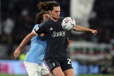 Roma, İtalya 23.04.2024: Lazio 'dan Matteo Guendouzi, İtalya Kupası sırasında Juventus' tan Acrien Rabiot - Coppa Italia Frecciarossa 2023-2024 yarı final futbol müsabakası derbisi SS LAZIO JUVENTUS FC 1909 Roma Olimpiyat Stadyumu 'nda.