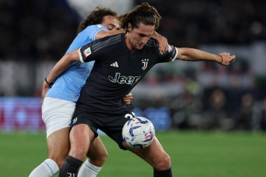 Roma, İtalya 23.04.2024: Lazio 'dan Matteo Guendouzi, İtalya Kupası sırasında Juventus' tan Acrien Rabiot - Coppa Italia Frecciarossa 2023-2024 yarı final futbol müsabakası derbisi SS LAZIO JUVENTUS FC 1909 Roma Olimpiyat Stadyumu 'nda.