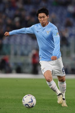 Roma, İtalya 27.04.2024: Serie A Tim 2023-2024 futbol karşılaşması sırasında Lazio 'dan Daichi Kamada Roma' daki Olimpiyat Stadyumu 'nda SS LAZIO - HELLAS VERONA.