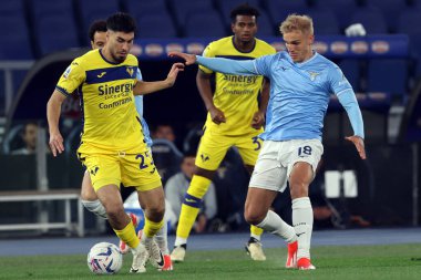 Roma, İtalya 27.04.2024: Verona 'dan Serdar, Serie A Tim 2023-2024 futbol karşılaşması sırasında Lazio' dan Gustav Isaksen Roma 'daki Olimpiyat Stadyumu' nda SS LAZIO-HELLAS VERONA.