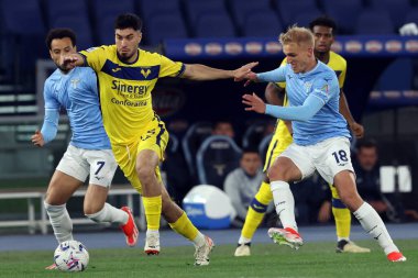 Roma, İtalya 27.04.2024: Verona 'dan Serdar, Serie A Tim 2023-2024 futbol karşılaşması sırasında Lazio' dan Gustav Isaksen Roma 'daki Olimpiyat Stadyumu' nda SS LAZIO-HELLAS VERONA.