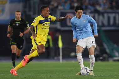 Roma, İtalya 27.04.2024: Verona 'dan Tchatchoua, Serie A Tim 2023-2024 futbol karşılaşması sırasında Lazio' dan Daichi Kamada Roma 'daki Olimpiyat Stadyumu' nda SS LAZIO 'ya karşı HELLAS VERONA.