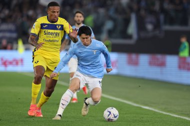 Roma, İtalya 27.04.2024: Verona Folorunsho, Serie A Tim 2023-2024 futbol karşılaşması sırasında Lazio Daichi Kamada Roma 'daki Olimpiyat Stadyumu' nda SS LAZIO-HELLAS VERONA.