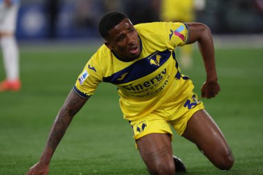 Roma, İtalya 27.04.2024: Serie A Tim 2023-2024 futbol karşılaşması sırasında Verona 'dan Tchatchoua Roma' daki Olimpiyat Stadyumu 'nda SS LAZIO - HELLAS VERONA.