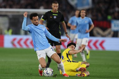 Roma, İtalya 27.04.2024: Lazio 'dan Felipe Anderson, Serie A Tim 2023-2024 futbol karşılaşmasında Verona' dan Serdar, Roma 'daki Olimpiyat Stadyumu' nda SS LAZIO-HELLAS VERONA.