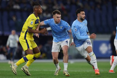 Roma, İtalya 27.04.2024: Verona 'dan Noslin, Lazio Patriği, Lazio' dan Taty Castellanos Serie A Tim 2023-2024 futbol karşılaşmasında SS LAZIO - HELLAS VERONA Roma Olimpiyat Stadyumu 'nda.