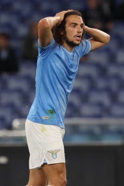 Roma, İtalya 27.04.2024: Lazio 'dan Matteo Guendouzi Serie A Tim 2023-2024 futbol karşılaşması sırasında hakem Massa ile Roma' daki Olimpiyat Stadyumu 'nda SS LAZIO-HELLAS VERONA karşılaşmasında protesto etti.