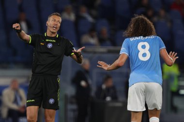 Roma, İtalya 27.04.2024: Lazio 'dan Matteo Guendouzi Serie A Tim 2023-2024 futbol karşılaşması sırasında hakem Massa ile Roma' daki Olimpiyat Stadyumu 'nda SS LAZIO-HELLAS VERONA karşılaşmasında protesto etti.