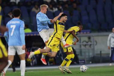 Roma, İtalya 27.04.2024: Lazio 'dan Gustav Isaksen, Serie A Tim 2023-2024 futbol karşılaşmasında Verona' dan Serdar, Roma 'daki Olimpiyat Stadyumu' nda SS LAZIO-HELLAS VERONA.