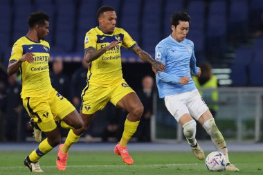Roma, İtalya 27.04.2024: Verona Cabal, Verona Folorunsho, Lazio Daichi Kamada Serie A Tim 2023-2024 futbol karşılaşması sırasında Roma 'daki Olimpiyat Stadyumu' nda SS LAZIO - HELLAS VERONA.