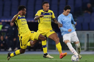 Roma, İtalya 27.04.2024: Verona Cabal, Verona Folorunsho, Lazio Daichi Kamada Serie A Tim 2023-2024 futbol karşılaşması sırasında Roma 'daki Olimpiyat Stadyumu' nda SS LAZIO - HELLAS VERONA.