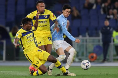 Roma, İtalya 27.04.2024: Verona Cabal, Verona Folorunsho, Lazio Daichi Kamada Serie A Tim 2023-2024 futbol karşılaşması sırasında Roma 'daki Olimpiyat Stadyumu' nda SS LAZIO - HELLAS VERONA.