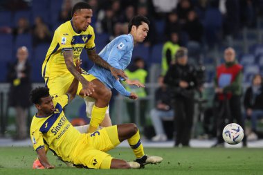 Roma, İtalya 27.04.2024: Verona Cabal, Verona Folorunsho, Lazio Daichi Kamada Serie A Tim 2023-2024 futbol karşılaşması sırasında Roma 'daki Olimpiyat Stadyumu' nda SS LAZIO - HELLAS VERONA.