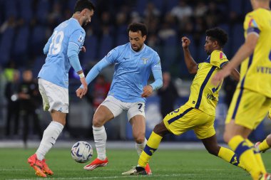 Roma, İtalya 27.04.2024: Lazio 'dan Felipe Anderson, Serie A Tim 2023-2024 futbol karşılaşması sırasında Verona' dan Cabal, Roma 'daki Olimpiyat Stadyumu' nda SS LAZIO-HELLAS VERONA.