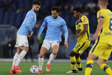 Roma, İtalya 27.04.2024: Lazio 'dan Felipe Anderson, Serie A Tim 2023-2024 futbol karşılaşması sırasında Verona' dan Cabal, Roma 'daki Olimpiyat Stadyumu' nda SS LAZIO-HELLAS VERONA.
