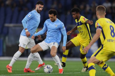 Roma, İtalya 27.04.2024: Lazio 'dan Felipe Anderson, Serie A Tim 2023-2024 futbol karşılaşması sırasında Verona' dan Cabal, Roma 'daki Olimpiyat Stadyumu' nda SS LAZIO-HELLAS VERONA.