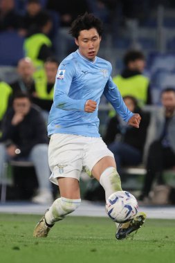 Roma, İtalya 27.04.2024: Serie A Tim 2023-2024 futbol karşılaşması sırasında Lazio 'dan Daichi Kamada Roma' daki Olimpiyat Stadyumu 'nda SS LAZIO - HELLAS VERONA.