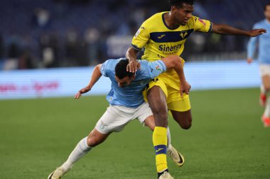 Roma, İtalya 27.04.2024: Lazio 'lu Pedro, Verona' lı Cabal Serie A Tim 2023-2024 futbol karşılaşmasında SS LAZIO - HelLAS VERONA Roma Olimpiyat Stadyumu 'nda.