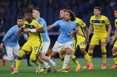 Roma, İtalya 27.04.2024: Verona 'dan Tijjani Noslin, Serie A Tim 2023-2024 futbol karşılaşması sırasında Lazio' dan Matteo Guendouzi Roma 'daki Olimpiyat Stadyumu' nda SS LAZIO - HELLAS VERONA.
